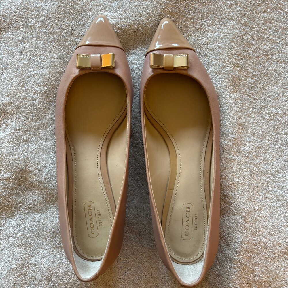 Coach "Wynter" flats in blush leather, patent toe caps, gold bows, size 8.5 - Picture 2 of 8